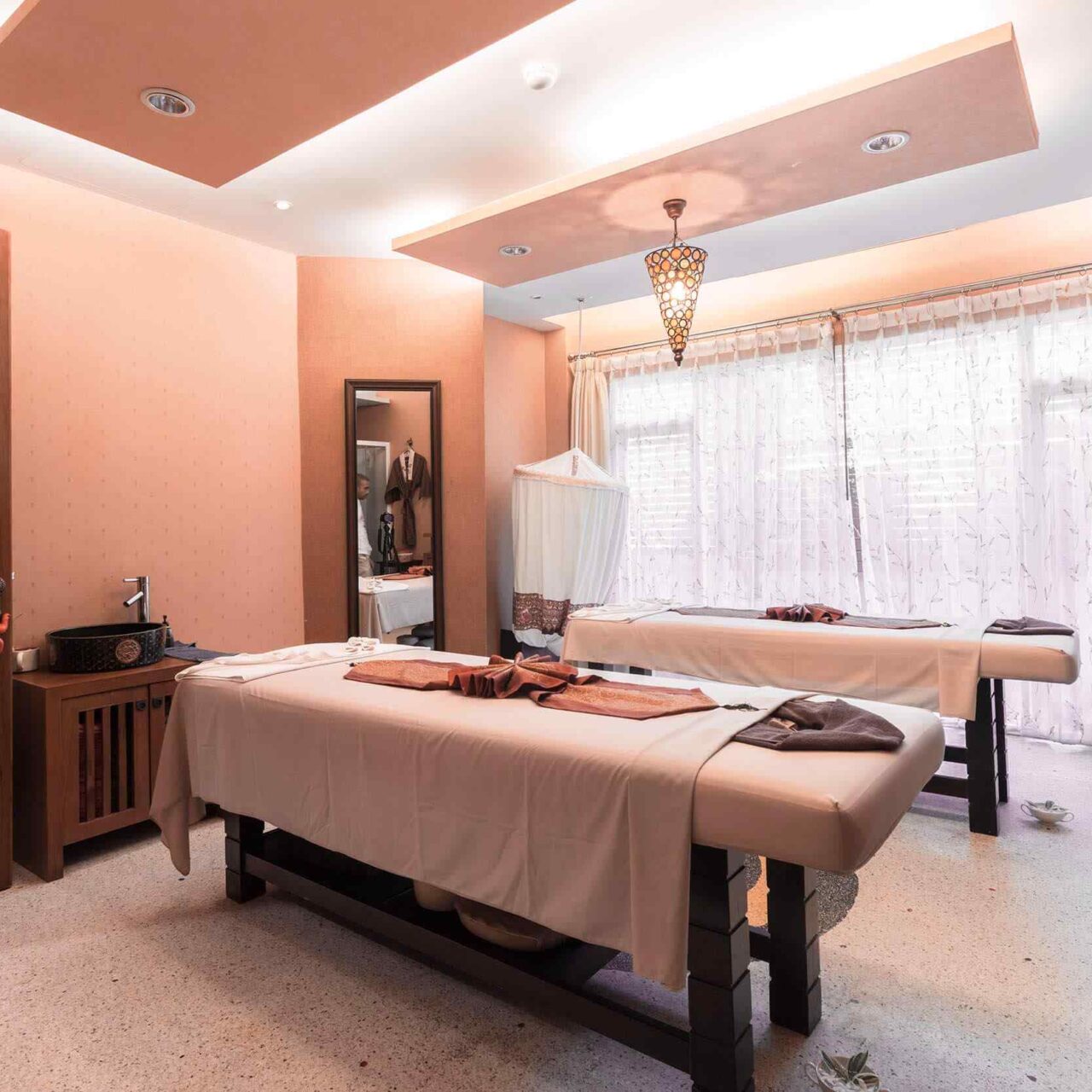 https://hairbellagio.com/wp-content/uploads/2018/10/spa-inside-bg-2-1280x1280.jpg