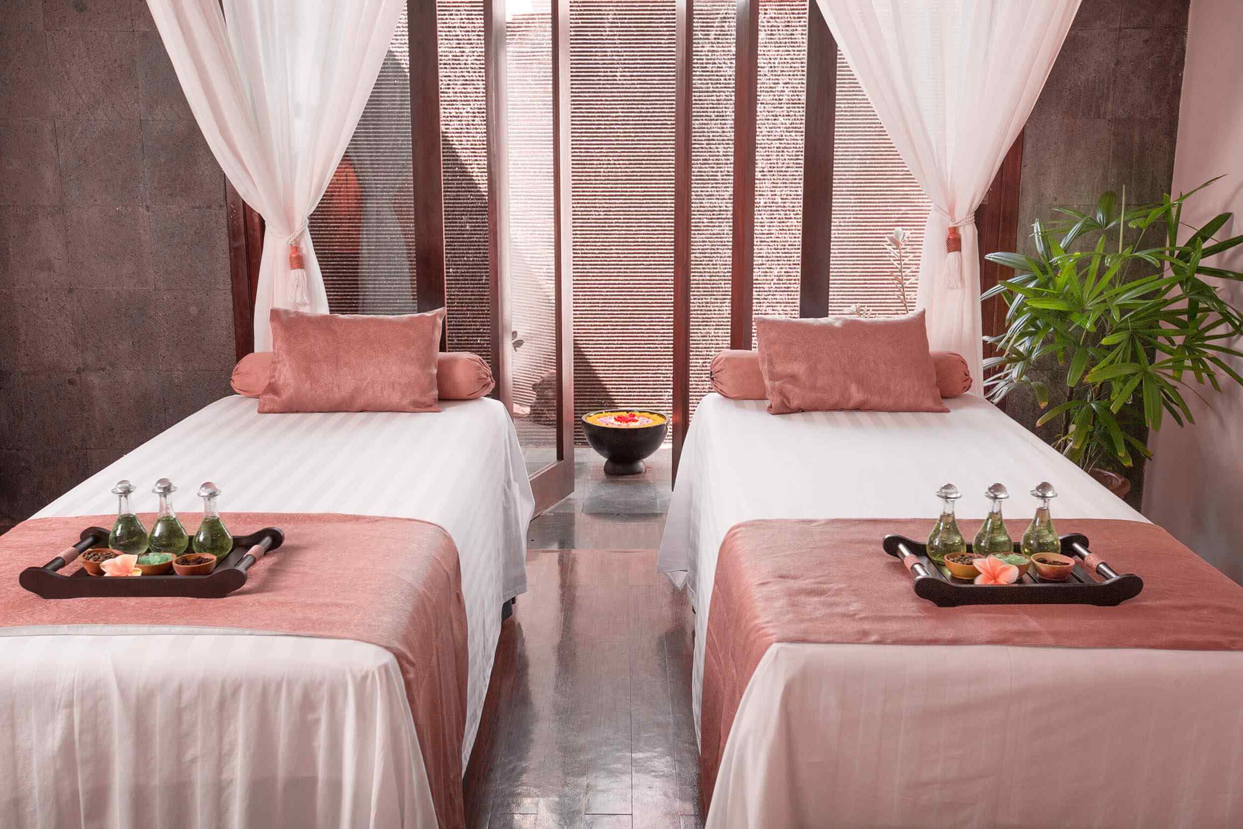 https://hairbellagio.com/wp-content/uploads/2018/10/spa-inside-bg-tall.jpg