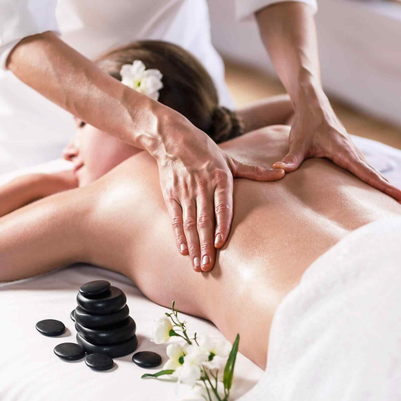 https://hairbellagio.com/wp-content/uploads/2018/10/spa-massage-17-1280x1280.jpg